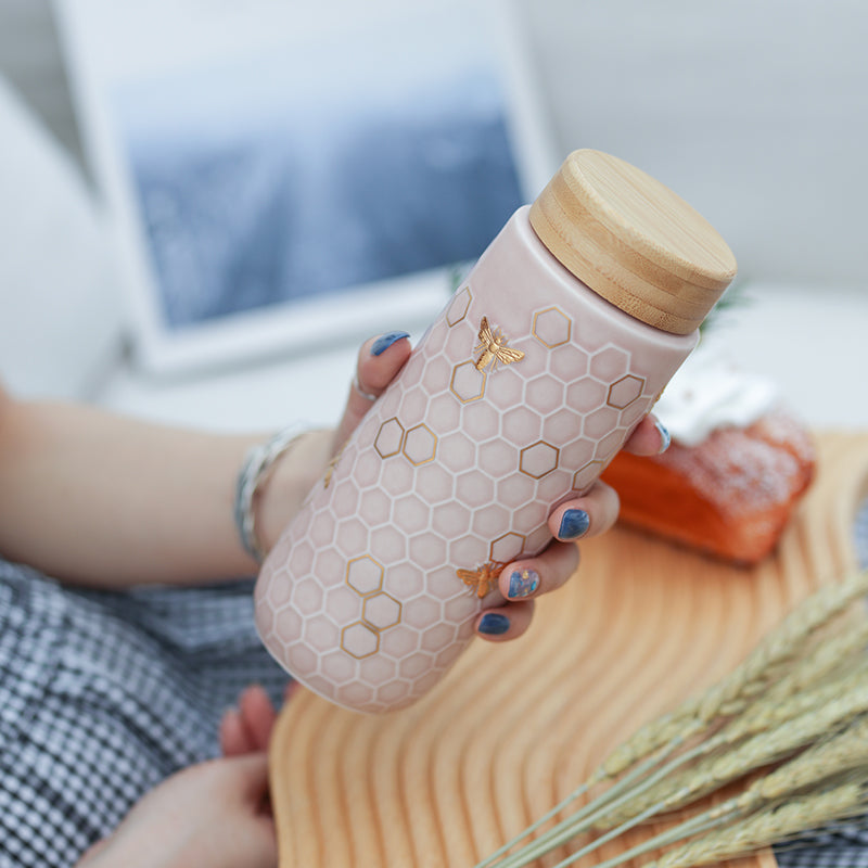 Embrace the elegance of ceramics with the ACERA Honey Bee travel mug. Its durable and high-quality ceramic construction ensures a premium drinking experience.