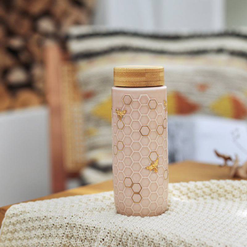 The ACERA Honey Bee travel mug features a lid made of ABS with a walnut wood effect, Tritan TM, and silicon. This combination of materials creates a convenient and stylish lid that completes the overall look of the mug.